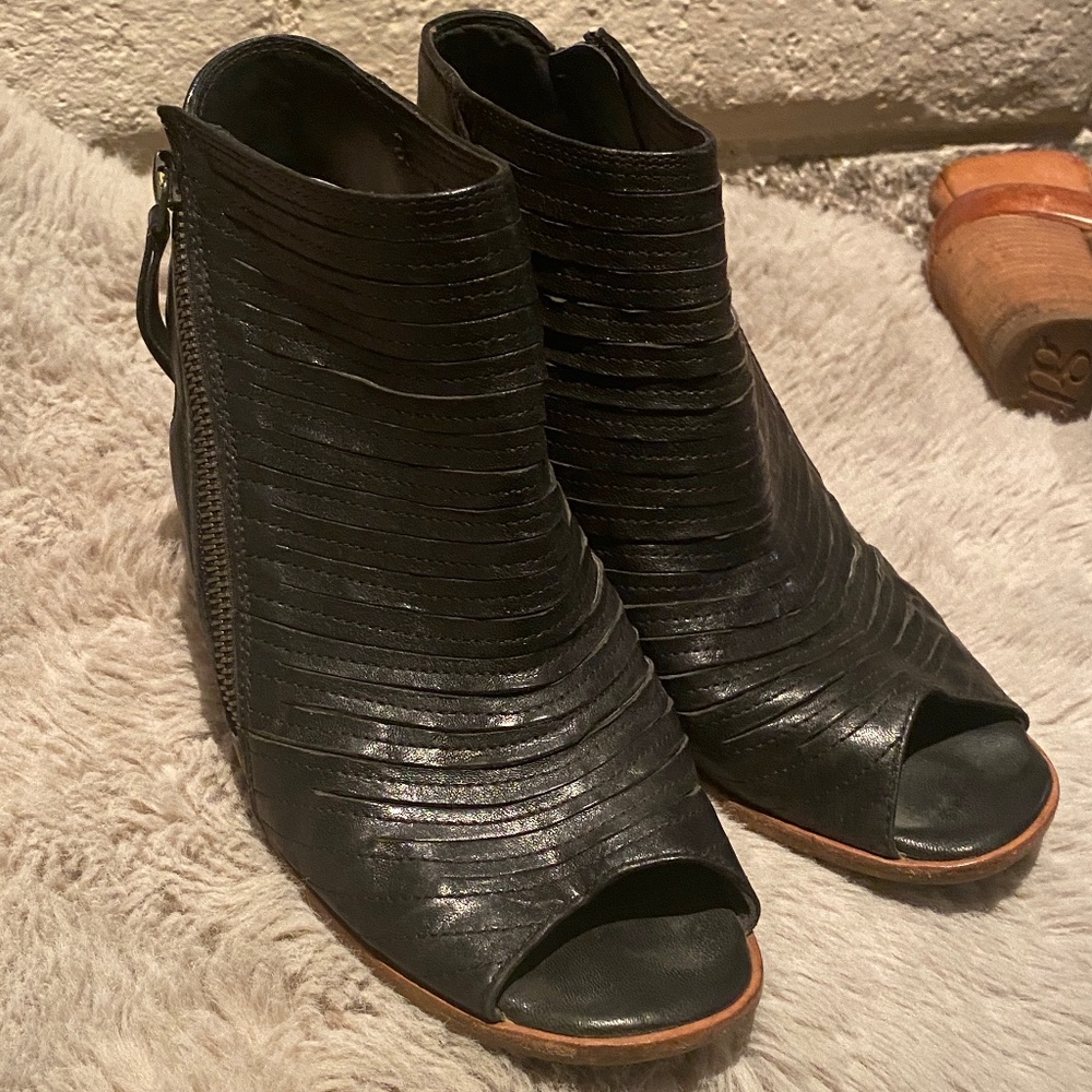 Paul Green Peep Toe Sandal in‎ black